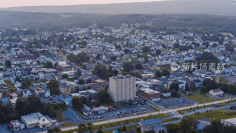 夕阳在Lehighton, PA住宅区:房屋和公寓在黄昏的山区